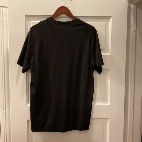 Lululemon Men’s Short Sleeved Shirt - Picture 6 of 7